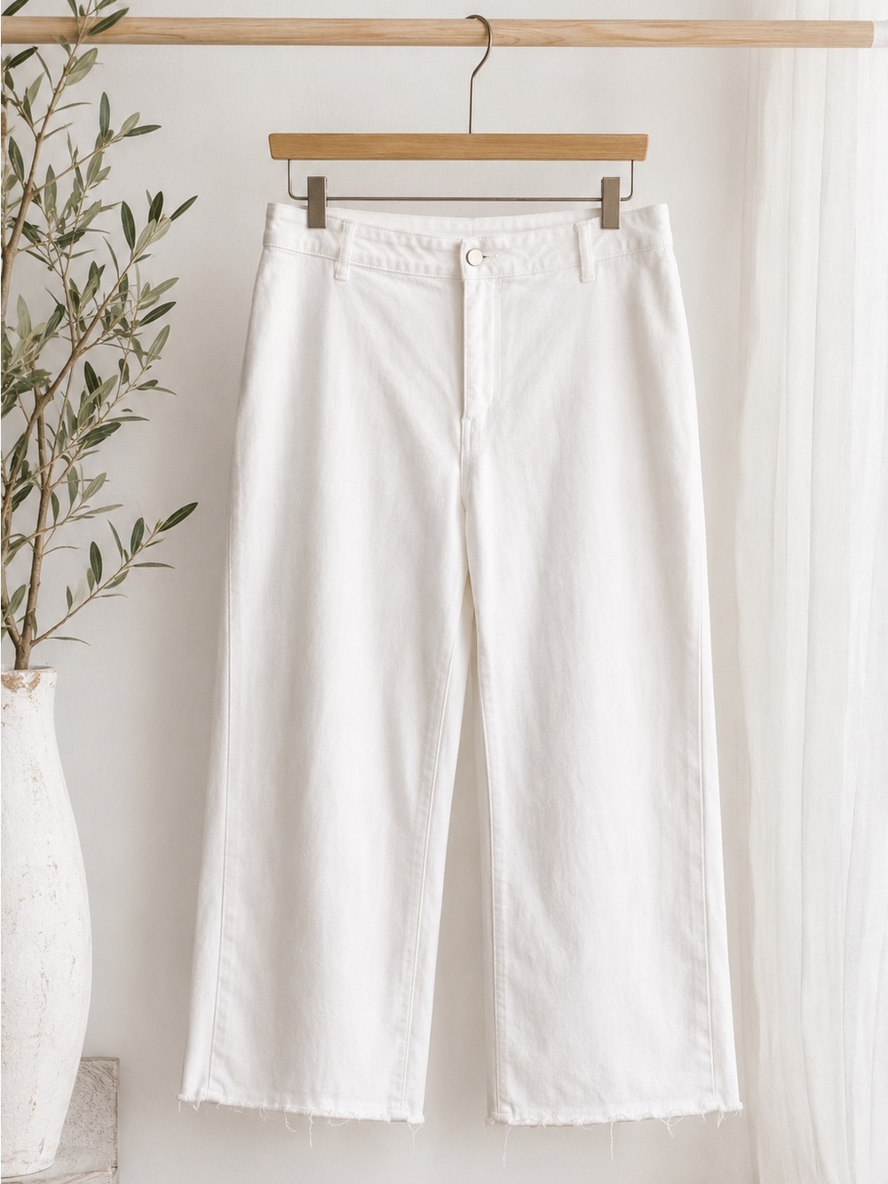 3/$25 Boutique Women’s White Flare Leg Raw Hem Pants